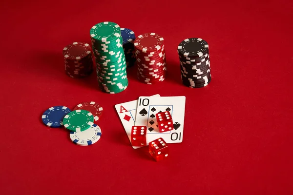Дві картки та фішки на червоному фоні. Велика ставка ігрових грошей. Карти: Ace and Ten. Ваш розподіл за столом. — стокове фото