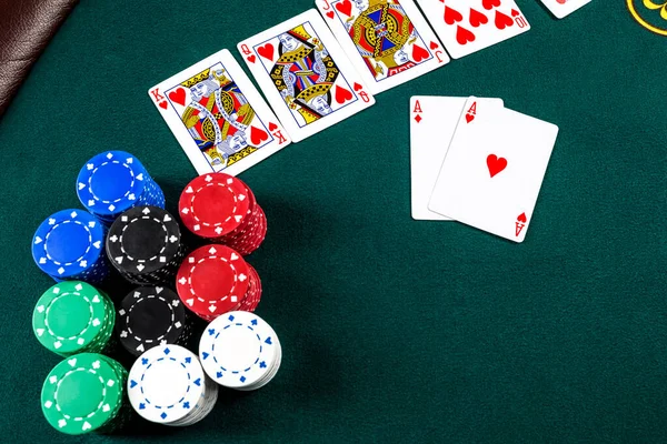 Juego de póker. Fichas y tarjetas —  Fotos de Stock
