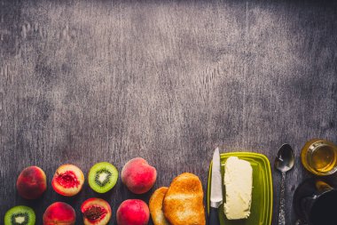 Sağlıklı kahvaltı konsepti. Tereyağlı tost, bal, meyve ve çay koyu ahşap arka planda. Ayarlanmış