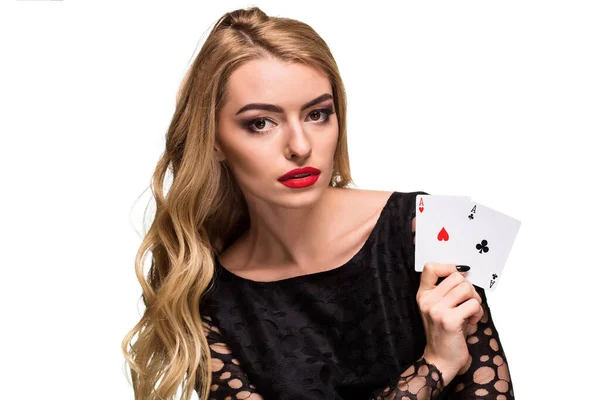 Krásná mladá žena držící dva eso karet v ruce izolované na černém pozadí — Stock fotografie