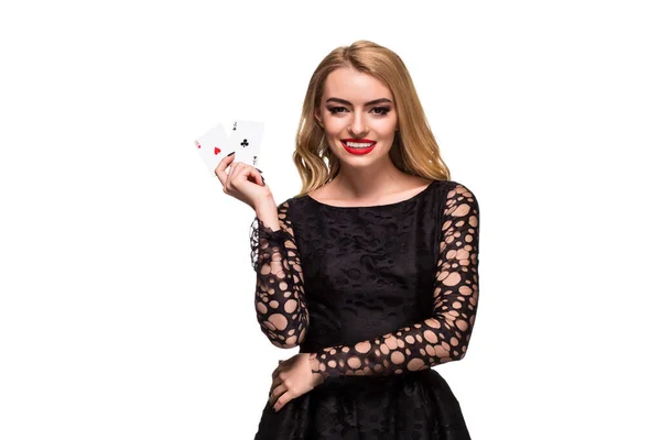 Красивая молодая женщина держит два туза карт в руке изолированы на черном фоне — стоковое фото