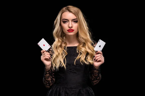 검은 배경에 고립 된 그녀의 손에 있는 카드의 2 개의 에이스를 들고 아름 다운 젊은 여자 — 스톡 사진