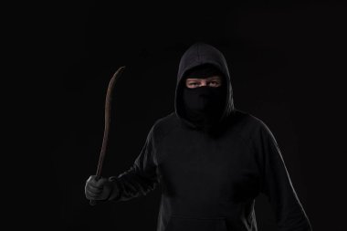 Erkek suçlu, bir kavgayla maskelenmiş. Stüdyoda siyah arka planda