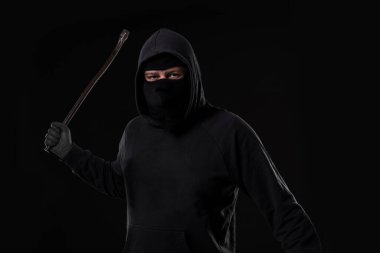 Erkek suçlu, bir kavgayla maskelenmiş. Stüdyoda siyah arka planda