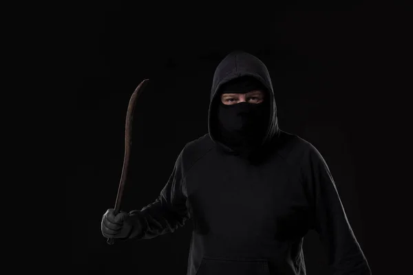 Männlicher Täter maskiert mit einem Fetzen. Auf schwarzem Hintergrund im Atelier — Stockfoto