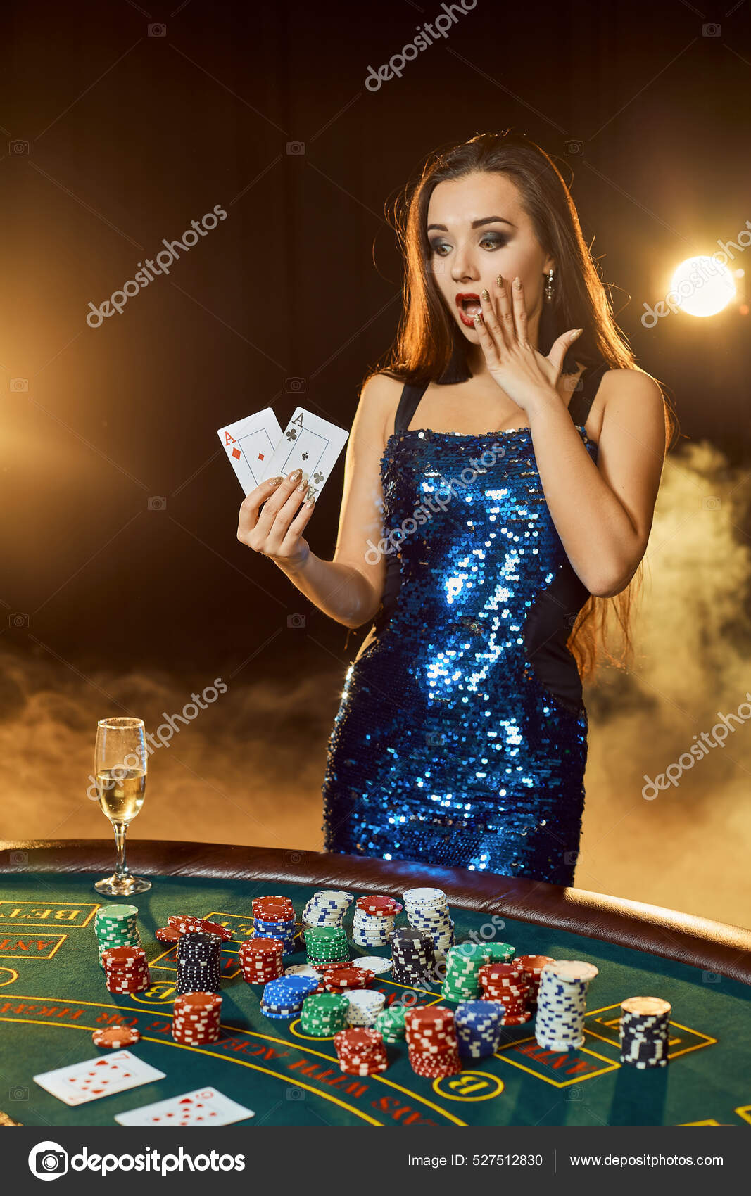 Uma mulher jogando um jogo de ouro em uma mesa