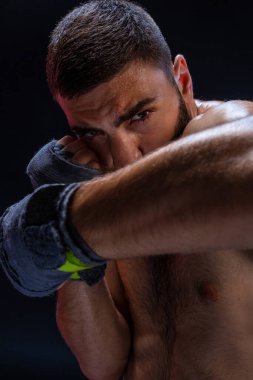 Çift kol bloğu. Savunma teknikleri gösterilen boks eğitmeni. Spor çarpışma, dövüş kulübü.