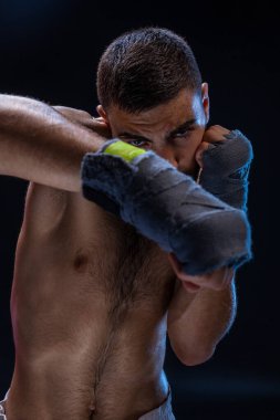 Çift kol bloğu. Savunma teknikleri gösterilen boks eğitmeni. Spor çarpışma, dövüş kulübü.