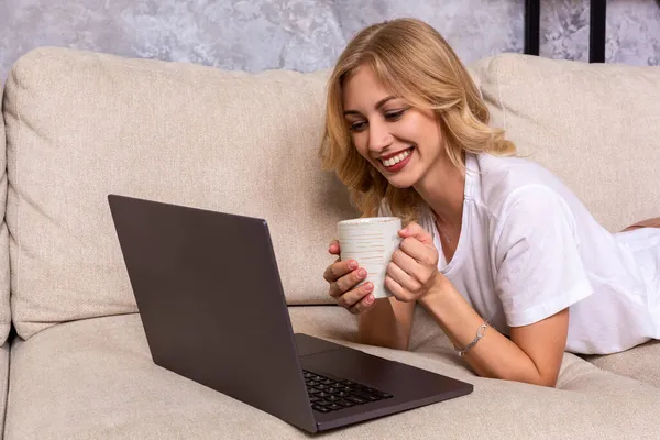 Jovem mulher bonita usando computador portátil sorrindo feliz assistindo e navegando ou fazendo compras on-line na internet em casa . — Fotografia de Stock