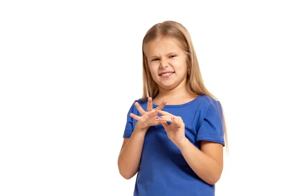 Portrait d'adorable petite fille émotionnelle isolée sur un blanc — Photo