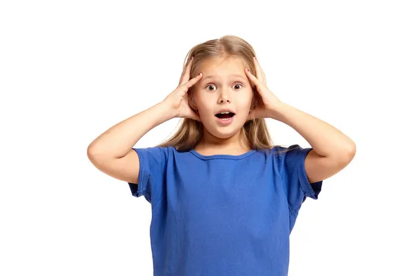 Retrato de adorable niña emocional aislada en un blanco — Foto de Stock