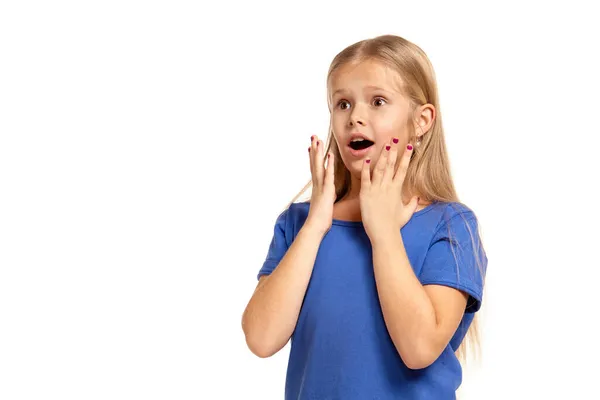 Retrato de adorável menina emocional isolado em um branco — Fotografia de Stock