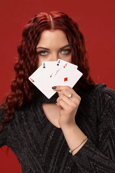 美しい赤毛の女性は、トランプのカードを保持しています。カジノ — ストック写真