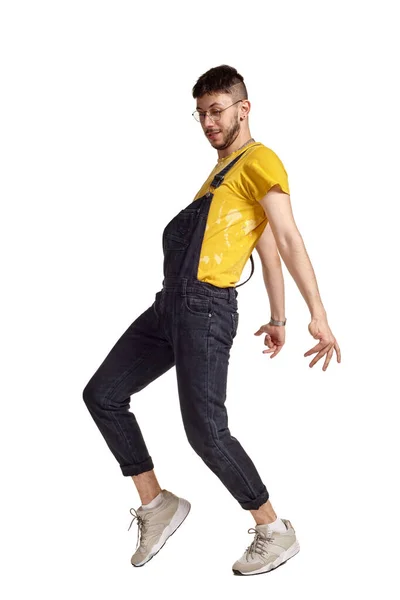 Retrato de cuerpo entero de un tipo divertido bailando en un estudio aislado sobre fondo blanco . — Foto de Stock