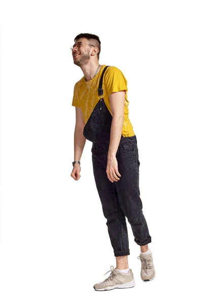 Ολόσωμο πορτρέτο ενός αστείο τύπο που χορεύει σε στούντιο απομονωθεί σε λευκό φόντο. — Φωτογραφία Αρχείου