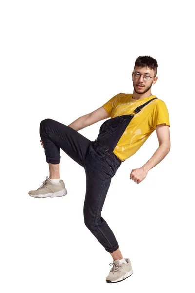 Ολόσωμο πορτρέτο ενός αστείο τύπο που χορεύει σε στούντιο απομονωθεί σε λευκό φόντο. — Φωτογραφία Αρχείου