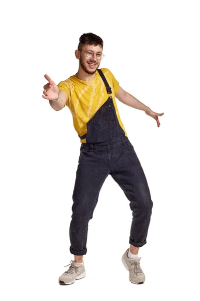 Retrato de cuerpo entero de un tipo divertido bailando en un estudio aislado sobre fondo blanco . — Foto de Stock