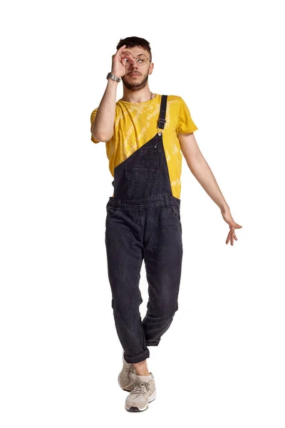 Retrato de cuerpo entero de un tipo divertido bailando en un estudio aislado sobre fondo blanco . — Foto de Stock