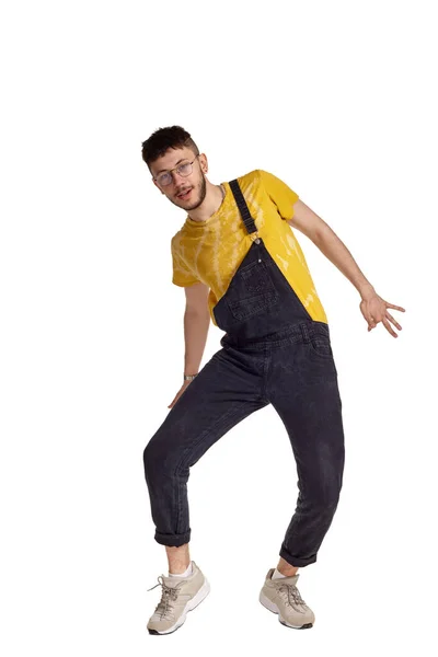 Retrato de cuerpo entero de un tipo divertido bailando en un estudio aislado sobre fondo blanco . —  Fotos de Stock