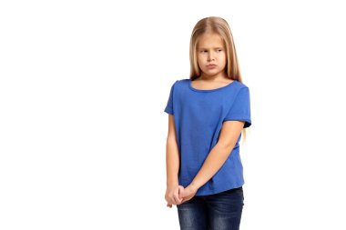 Bir beyazın üzerinde izole edilmiş sevimli, duygusal küçük bir kızın portresi