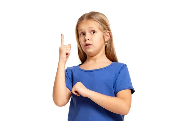 Retrato de adorable niña emocional aislada en un blanco — Foto de Stock