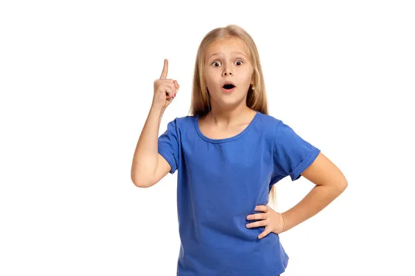 Retrato de adorable niña emocional aislada en un blanco — Foto de Stock