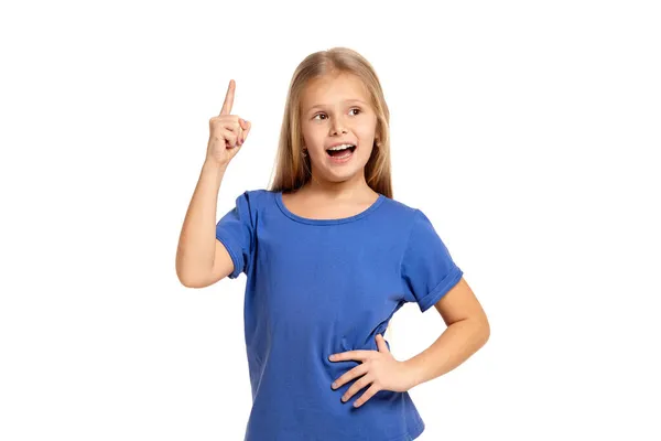 Portrait d'adorable petite fille émotionnelle isolée sur un blanc — Photo