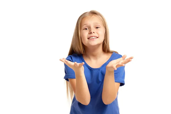 Portrait d'adorable petite fille émotionnelle isolée sur un blanc — Photo