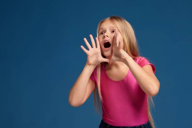 Mavi arka planda duygusal küçük kız portresi