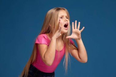 Mavi arka planda duygusal küçük kız portresi