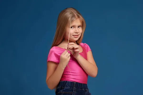 Retrato de adorable niña emocional sobre fondo azul — Foto de Stock