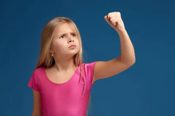 Retrato de niña emocional sobre fondo azul — Foto de Stock