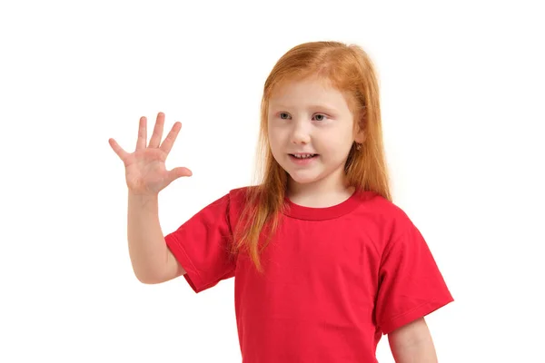 Una niña muestra gesto: cinco dedos, aislados sobre fondo blanco — Foto de Stock