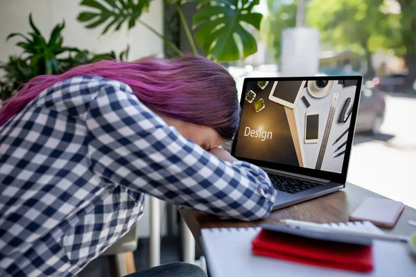 Vista recortada de la foto de la mujer joven que trabaja en el ordenador portátil mientras está sentado en el interior moderno bar cafetería. Diseño. Diseño web —  Fotos de Stock