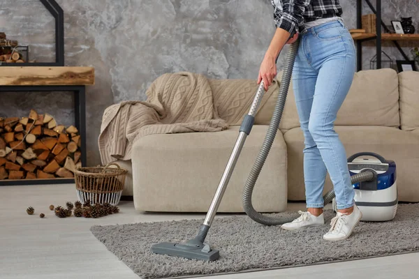 Immagine ritagliata di bella giovane donna che utilizza un aspirapolvere mentre pulisce il tappeto in casa — Foto Stock
