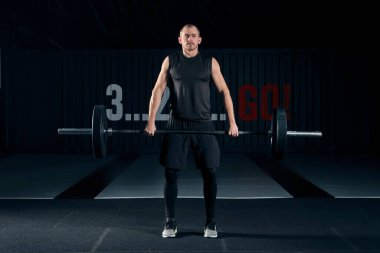 Kasların esneme ve hamle spor salonunda basın omuz yapma barbell ile genç adam
