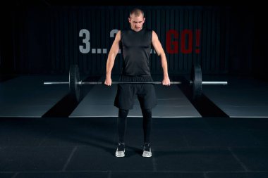 Kasların esneme ve hamle spor salonunda basın omuz yapma barbell ile genç adam