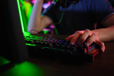 Siber spor. Takım oyunu. Profesyonel cybersport oyuncu eğitim veya onun Pc online oyun oynuyor