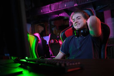 Profesyonel genç kafkas oyuncu onun Pc online oynuyor. Maçı kaybettiği için üzgün.