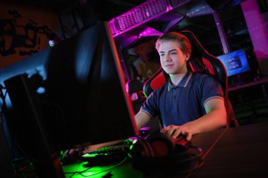 Siber spor. Takım oyunu. Profesyonel cybersport oyuncu eğitim veya onun Pc online oyun oynuyor