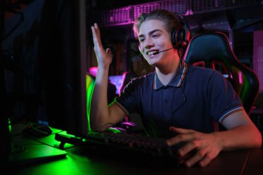 Profesyonel genç kafkas oyuncu onun Pc online oynuyor. Maçı kaybettiği için üzgün.
