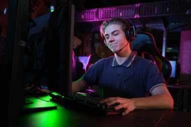 Profesyonel genç kafkas oyuncu onun Pc online oynuyor. Maçı kaybettiği için üzgün.