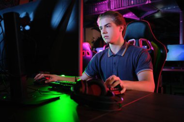 Siber spor. Takım oyunu. Profesyonel cybersport oyuncu eğitim veya onun Pc online oyun oynuyor