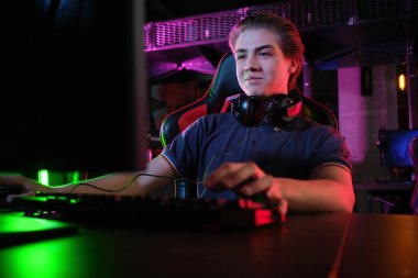 Siber spor. Takım oyunu. Profesyonel cybersport oyuncu eğitim veya onun Pc online oyun oynuyor