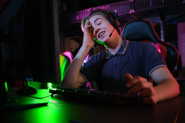 Profesional joven jugador caucásico jugando en línea en su PC. Se enfadó por haber perdido el juego. —  Fotos de Stock