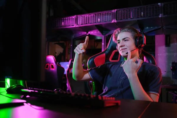 кіберспортсмен, хлопець за ігровим компютером