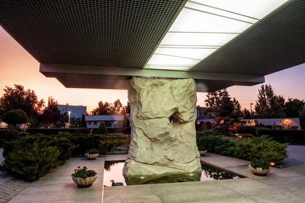 Columna de piedra masiva que sostiene el techo del porche de la finca en verano por la noche — Foto de Stock