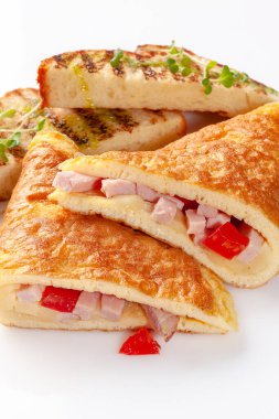 Jambonlu, peynirli ve domatesli Fransız omleti.