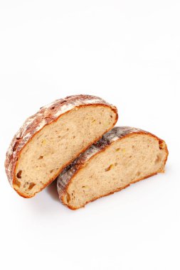 Beyaz arka planda peynirli yuvarlak buğday ekmeği.