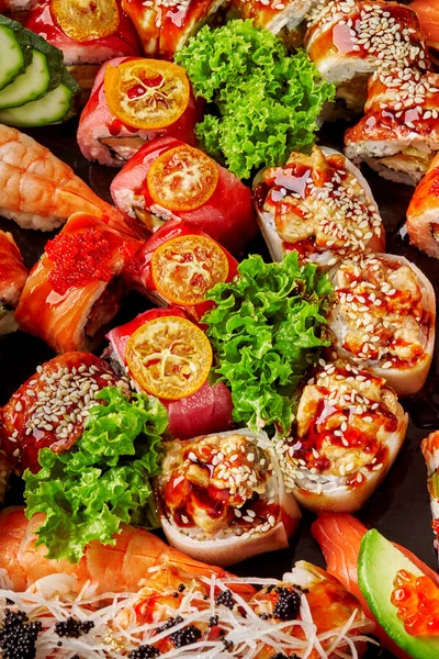 Zbliżenie różnych japońskich bułek sushi z łososiem, tuńczykiem, węgorzem i krewetkami — Zdjęcie stockowe